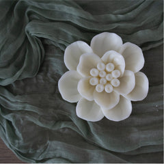 Flores de cera de soya en molde, diseñadas para usarse como wax melts o velas aromáticas, en colores vibrantes.