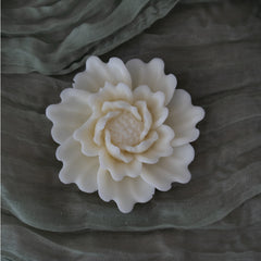 Flores de cera de soya en molde, diseñadas para usarse como wax melts o velas aromáticas, en colores vibrantes.