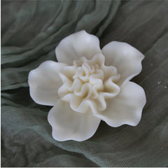 Flores de cera de soya en molde, diseñadas para usarse como wax melts o velas aromáticas, en colores vibrantes.