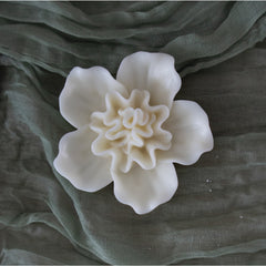 Flores de cera de soya en molde, diseñadas para usarse como wax melts o velas aromáticas, en colores vibrantes.