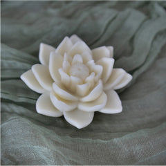 Flores de cera de soya en molde, diseñadas para usarse como wax melts o velas aromáticas, en colores vibrantes.