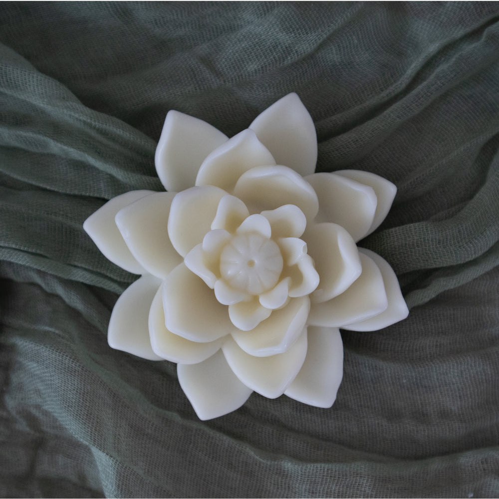 Flores de cera de soya en molde, diseñadas para usarse como wax melts o velas aromáticas, en colores vibrantes.