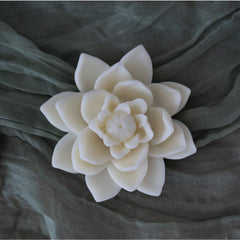 Flores de cera de soya en molde, diseñadas para usarse como wax melts o velas aromáticas, en colores vibrantes.