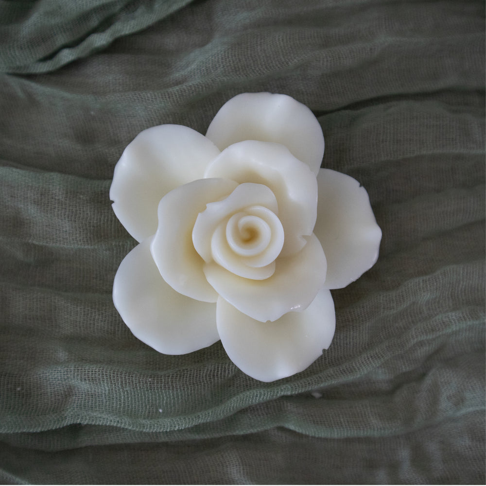 Flores de cera de soya en molde, diseñadas para usarse como wax melts o velas aromáticas, en colores vibrantes.