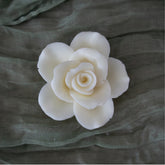 Flores de cera de soya en molde, diseñadas para usarse como wax melts o velas aromáticas, en colores vibrantes.