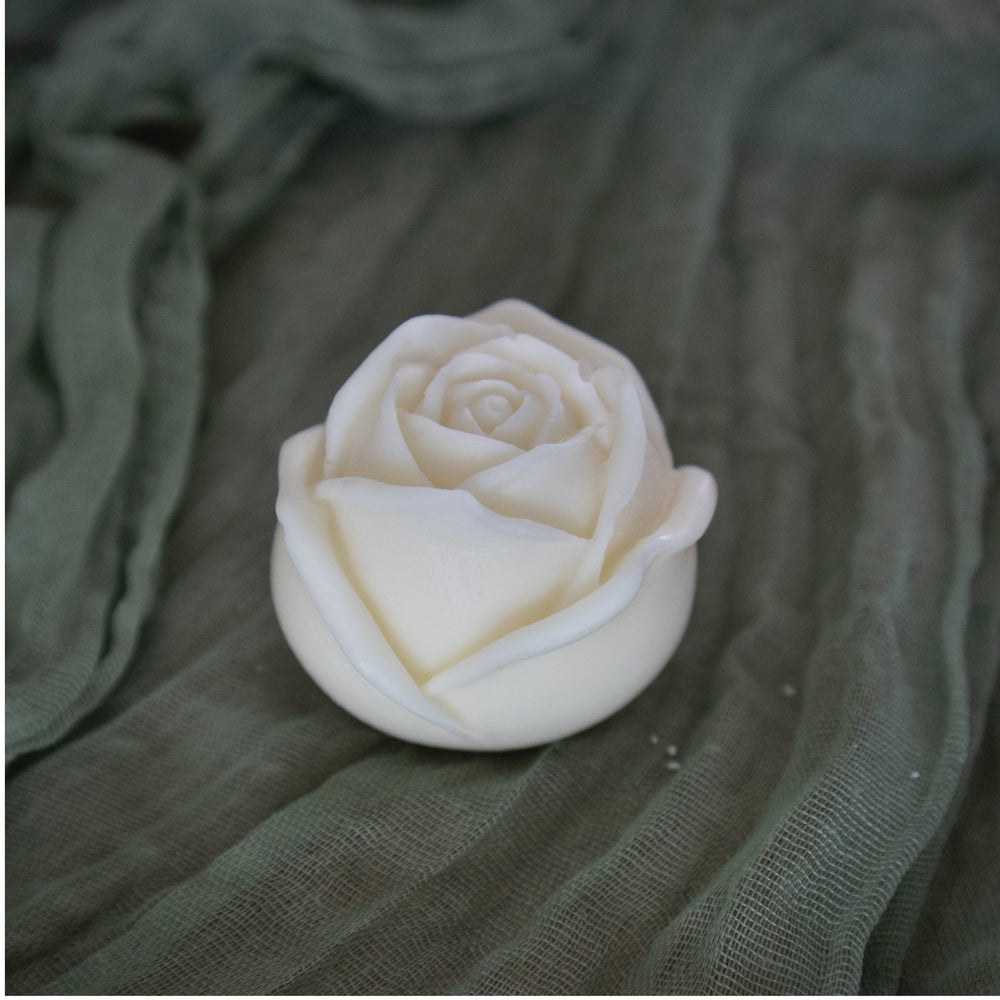 Flores de cera de soya en molde, diseñadas para usarse como wax melts o velas aromáticas, en colores vibrantes.
rosa