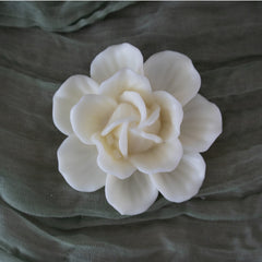 Flores de cera de soya en molde, diseñadas para usarse como wax melts o velas aromáticas, en colores vibrantes.