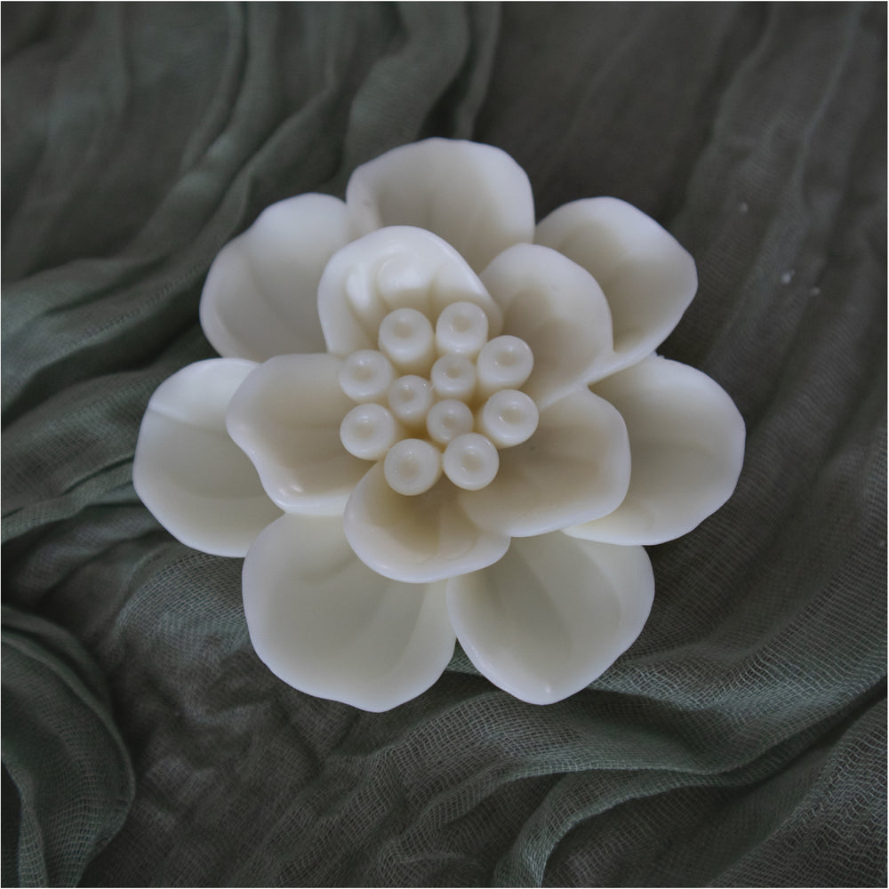 Flores de cera de soya en molde, diseñadas para usarse como wax melts o velas aromáticas, en colores vibrantes.