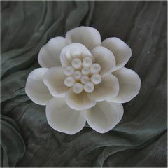 Flores de cera de soya en molde, diseñadas para usarse como wax melts o velas aromáticas, en colores vibrantes.