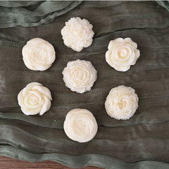 Flores de cera de soya en molde, diseñadas para usarse como wax melts o velas aromáticas, en colores vibrantes.