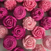 Flores de cera de soya en molde, diseñadas para usarse como wax melts o velas aromáticas, en colores vibrantes.