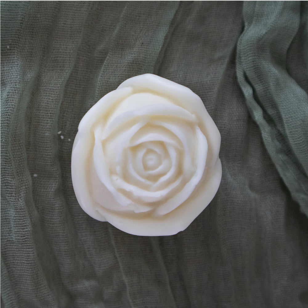 Flores de cera de soya en molde, diseñadas para usarse como wax melts o velas aromáticas, en colores vibrantes.
Rosa