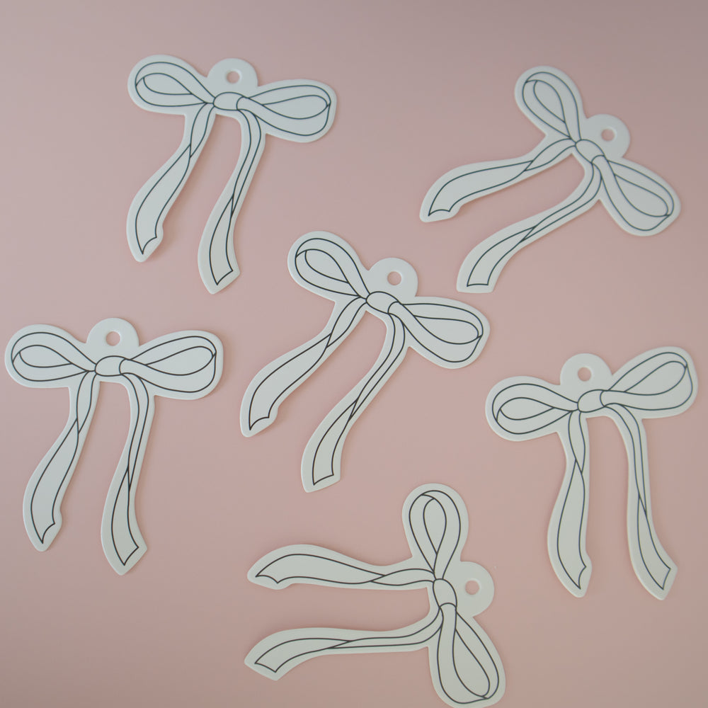 Tags de moños personalizados en colores pastel, perfectos para regalos.