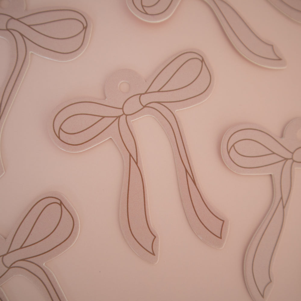 Tags de moños personalizados en colores pastel, perfectos para regalos.