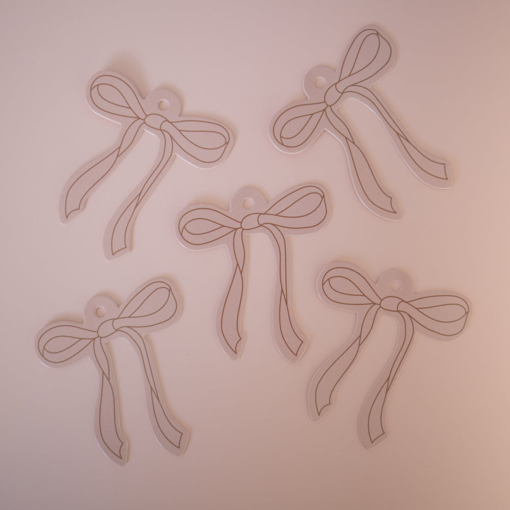 Tags de moños personalizados en colores pastel, perfectos para regalos.