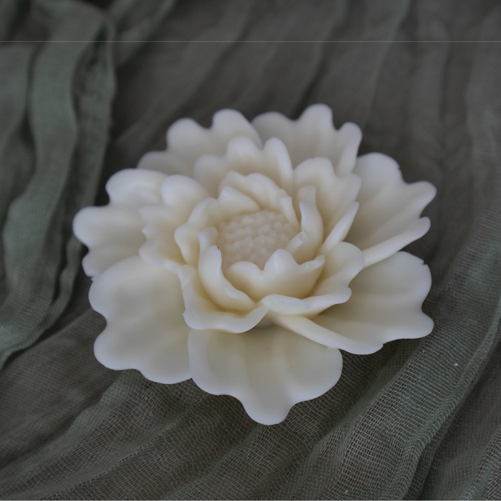 Flores de cera de soya en molde, diseñadas para usarse como wax melts o velas aromáticas, en colores vibrantes.