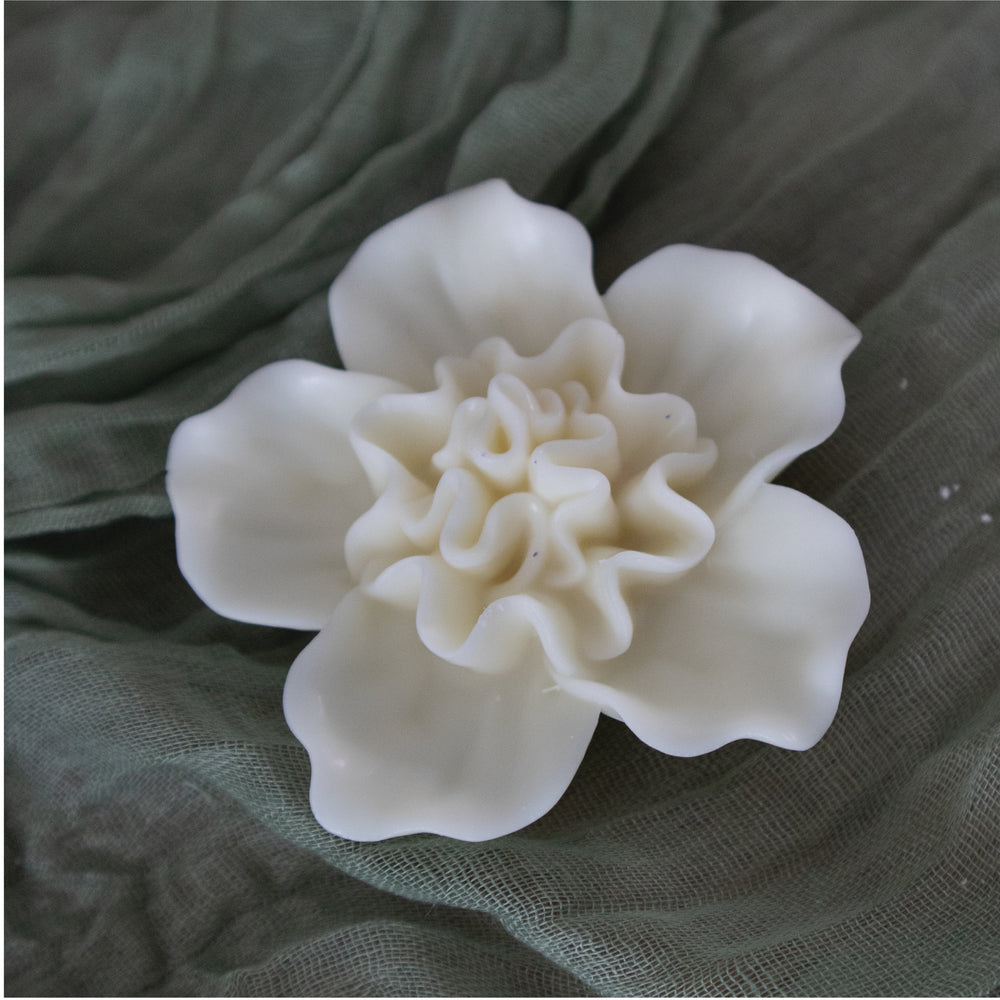 Flores de cera de soya en molde, diseñadas para usarse como wax melts o velas aromáticas, en colores vibrantes.