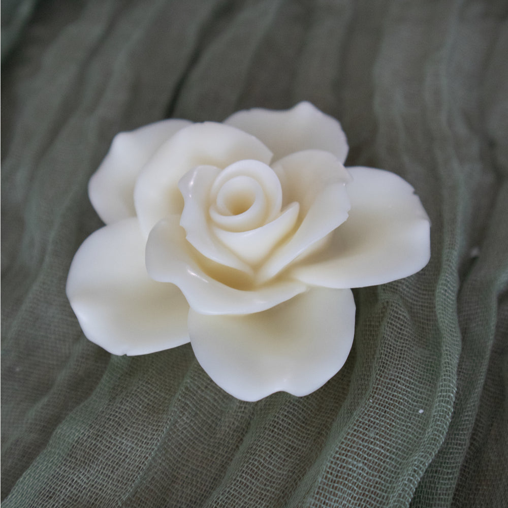 Flores de cera de soya en molde, diseñadas para usarse como wax melts o velas aromáticas, en colores vibrantes.