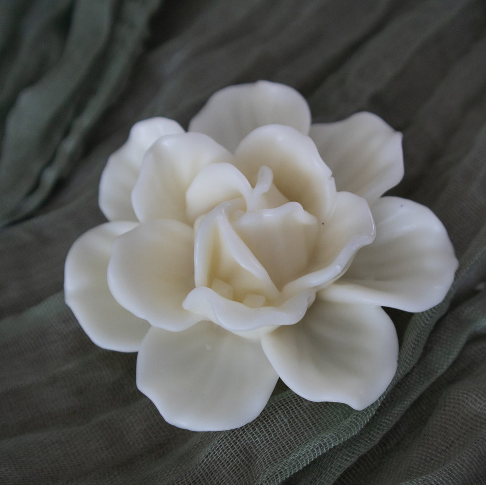 Flores de cera de soya en molde, diseñadas para usarse como wax melts o velas aromáticas, en colores vibrantes.