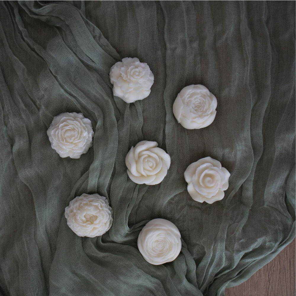 Flores de cera de soya en molde, diseñadas para usarse como wax melts o velas aromáticas, en colores vibrantes.